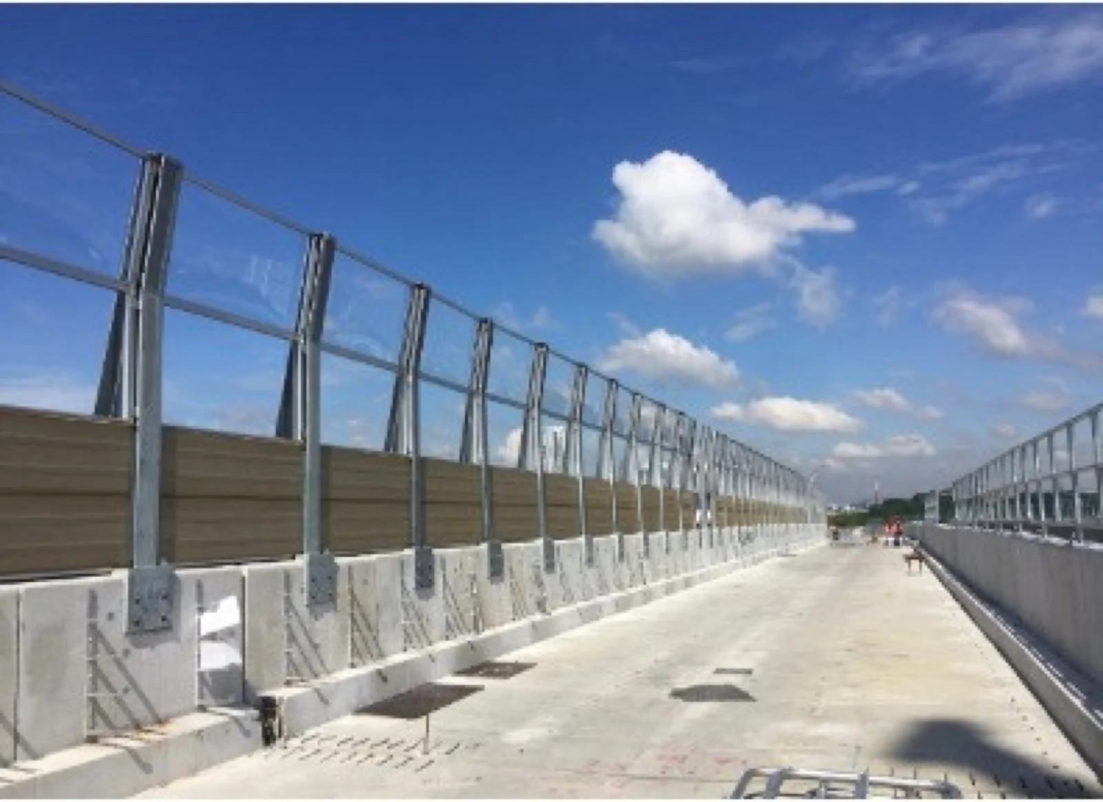 Transparent upper panels and acoustic lower panels for the MRT SSP Line