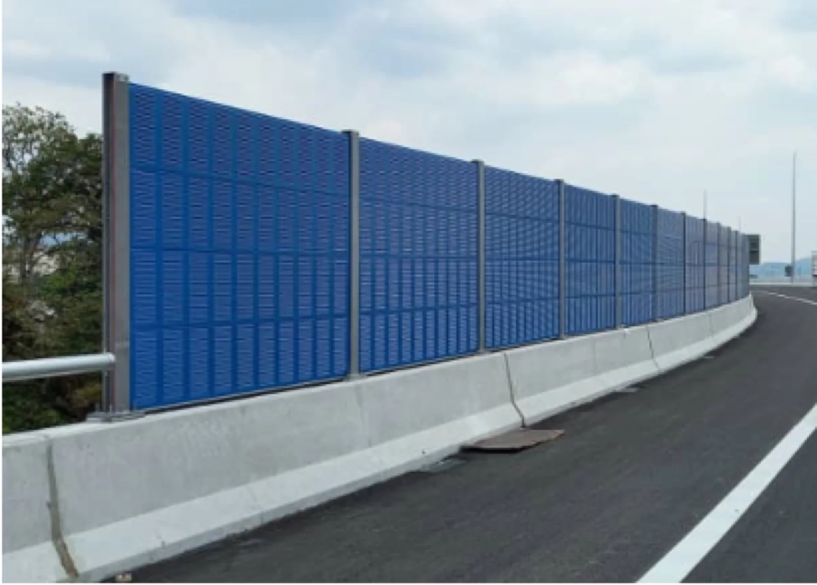 Blue acoustic noise barriers following a curve on the SUKE Expressway