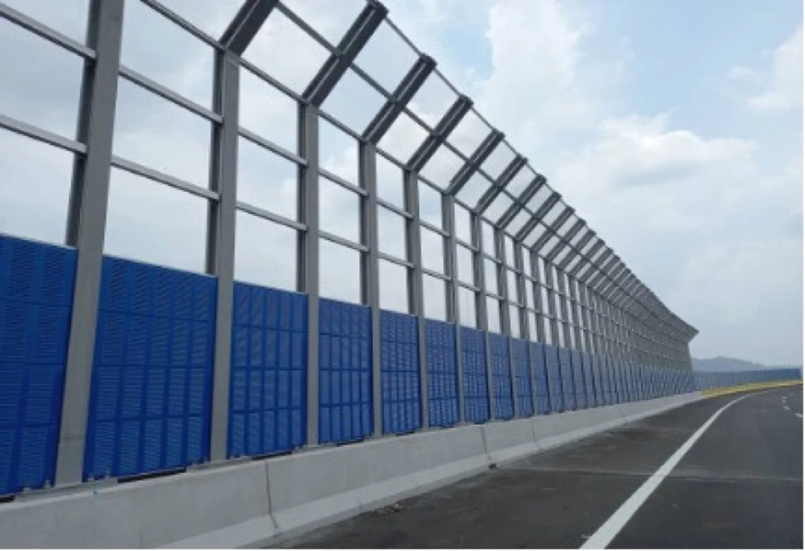 Blue acoustic and transparent barrier panels on the SUKE Expressway