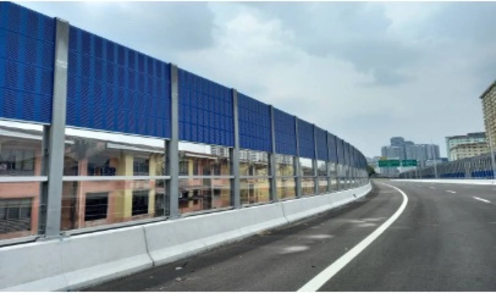 Continuous blue acoustic barrier panels on the SUKE Expressway