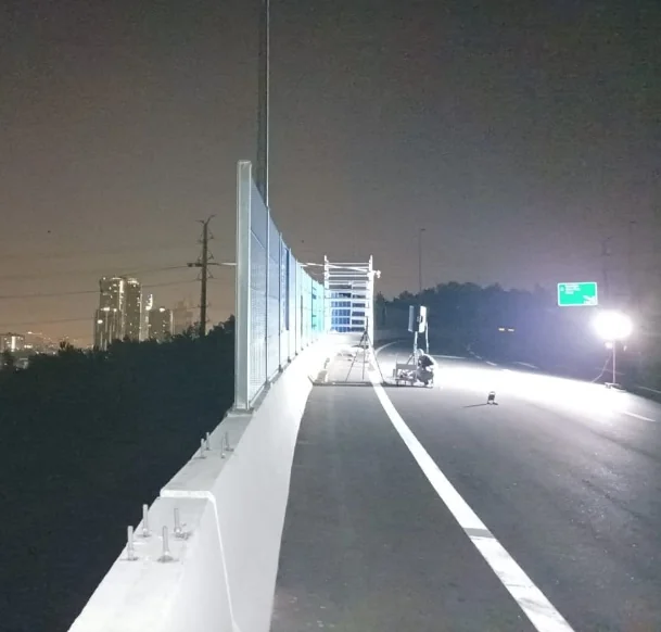 Acoustic noise testing beside a SUKE highway noise barrier